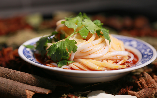 對(duì)陜西人來(lái)說(shuō)，涼皮既是菜，也是飯，又是一種風(fēng)味小吃。