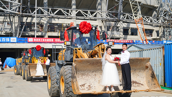 建筑工地上的浪漫集體婚禮倡導(dǎo)文明新風(fēng)