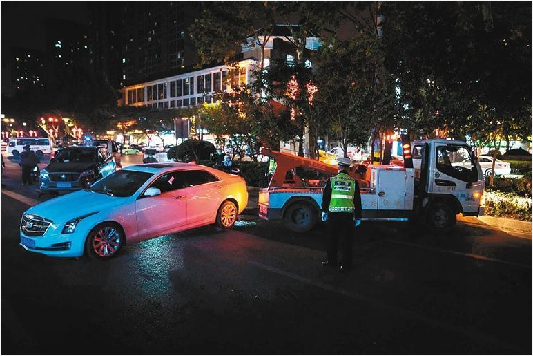 西安交警鐵腕出擊 集中糾處車輛違停